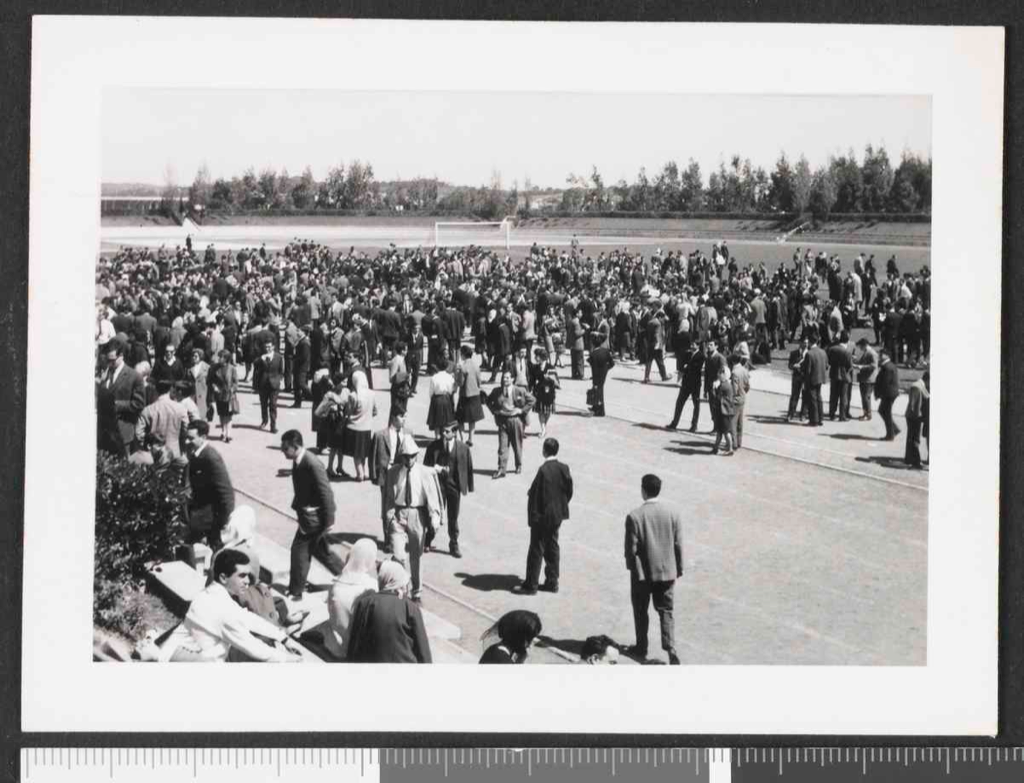 Akademische Krise 1962, ausgelöst durch das Verbot der Feiern zum Tag der Studierenden. Im Bild sieht man das Plenum im Universitätsstadion. Die CEI nahm na der akademischen Trauer bei und stellte ihre Räumlichkeiten für die Reunião Inter-Associações (RIA) zur Verfügung.